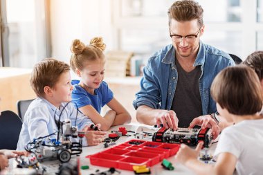 Teknik oyuncak kontrol neşeli gülümseyen Oluşturucu