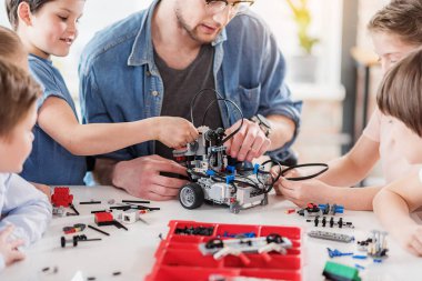 Özenli meşgul teknisyenleri robot oluşturma