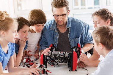 Meraklı teknik ekibi robot ile çalışıyor