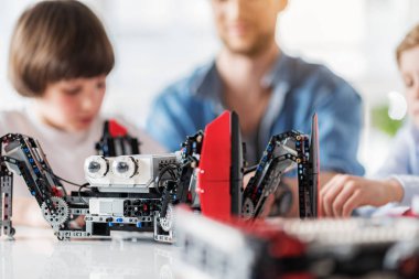 Robotik tabloyla yakınındaki teknik ekip