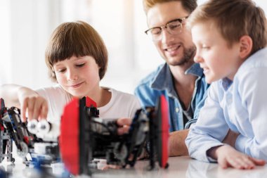 Robotik üzerinde çalışma neşeli gülümseyen çocuklar