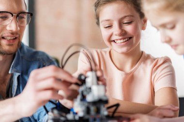 Komik gülümseyen kadın genç atölye