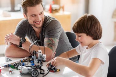 Neşeli takım robot yapma teknisyenleri