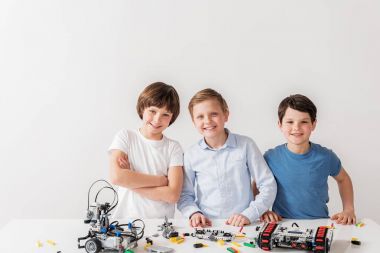 Mutlu genç teknisyenleri Resepsiyon yakınındaki gülümseyen