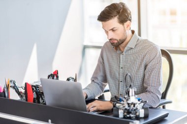 Ofiste oturan şık sakallı adam