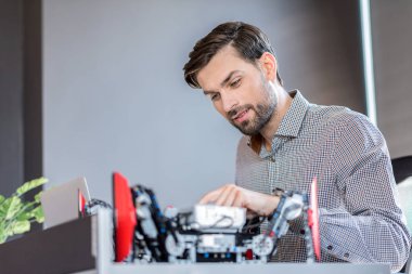 Şık sakallı adam konsantrasyon ile çalışma