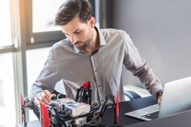Şık ciddi genç adam modern proje oluşturma