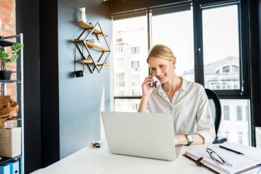 Pozitif hoş bayan Smartphone tarafından iletişim