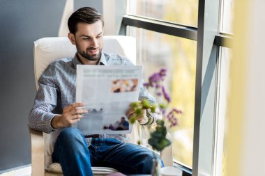 Kağıt ile dinlenme şık genç adam