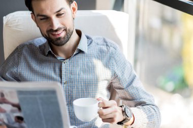 Tıraşsız adamla neşeli: basın kahve içiyor