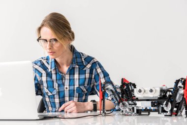 Üzgün ifade zarif zeki mühendis