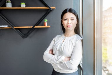 Bunalımlı Bayan ofis ayakta