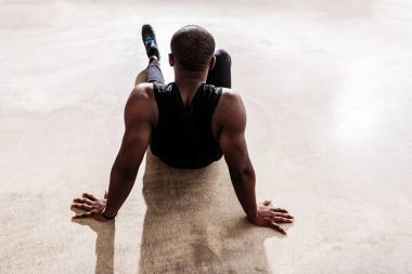 Sakin ve rahat kas adam bilinçlendirilmesini sonunda