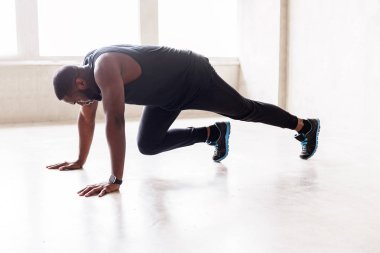 Ciddi yakışıklı sportif adam onun beden eğitimi