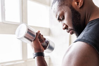 Dalgın sportif Afrika adam onun vücut kasları eğitim