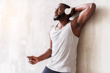 Joyful dinlenmeye vakit geçiriyor Afrikalı sporcu sakallı