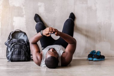 Exercie bitirme Afrika sakallı sporcu gergin