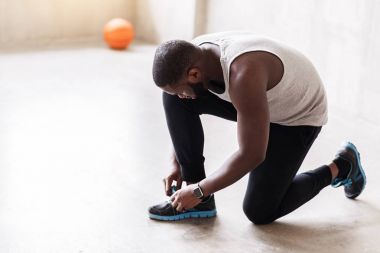 Düşünceli olgun sportif erkek eğitim için hazırlanıyor