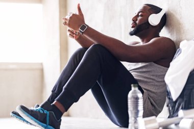 Mutlu genç Afrikalı sporcu egzersiz sonrası dinlenme zamanı olması