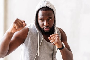 Ciddi kas yakışıklı adam eğitim Self-savunma sanatı