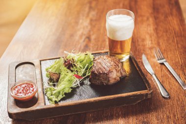 Lager kara tahta üzerinde sulu madalyon ile serin cam