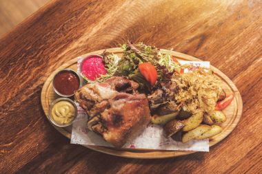 İştah açıcı yemek kesme tahtası üzerinde hizmet