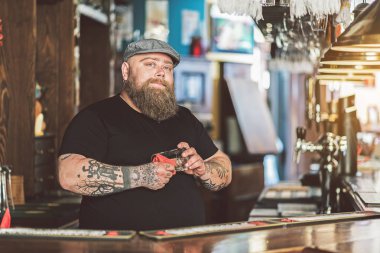 Cap barda yorucu giymiş şişman barmen
