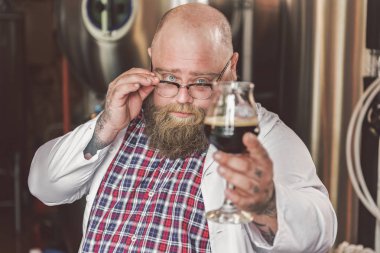 Kendine güvenen sakallı adam demlemek evde zahmetli