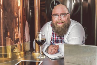 Pozitif akıllı işçi demlemek ev gülümseme ile poz