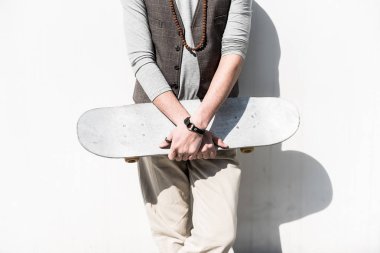 Genç şık adam kurulu ile duruyor