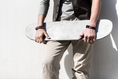 Şık adam sokakta dinleniyor