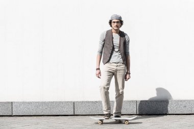 Şık güvenle kameraya bakıyor