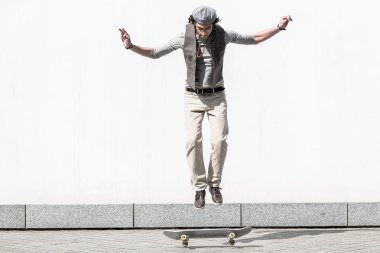 Gemide zıplayan aktif genç adam