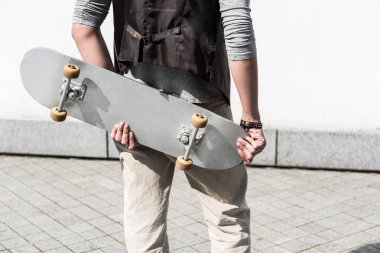 Trendy genç adam açık havada dinlenme