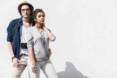 Hoş şık adam çekici kız kucaklayan