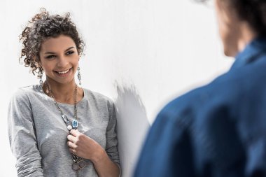 Pozitif genç çift açık havada duruyor