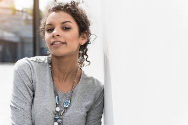 Neşeli genç bayan sokakta duruyor