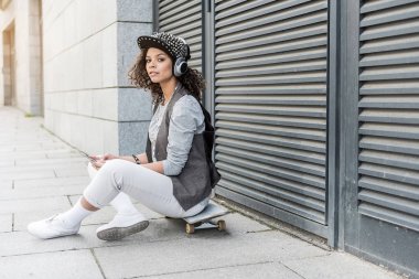 Şık genç erkek açık havada zaman harcamaktadır