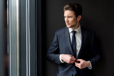 Hoş şık çalışan üst kat ofis duruyor