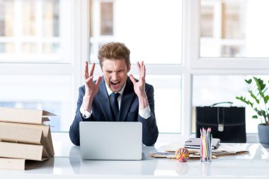 Kızgın çalışan nefret ile zahmetli