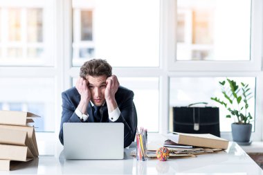 Yorgun çalışanın işini nefret ediyor.