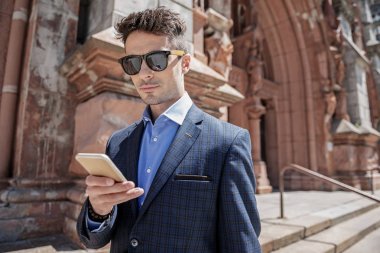 Smartphone kullanarak ilgilenen erkek kişi