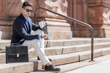 Merdivenlerde oturan erkek kişi güvence verdi