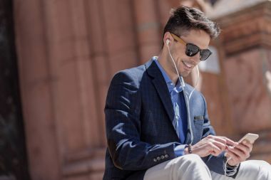 Komik gülümseyen erkek kişi telefon kullanma