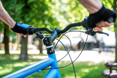 Bisiklete binmek için sportif kişi