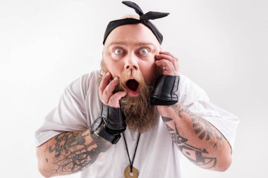 Erkek şişko onun sürpriz ifade