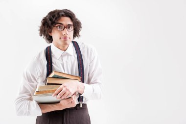 Kitap taşıyan akıllı genç adam