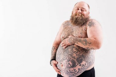 Büyük göbek ile neşeli kalın adam