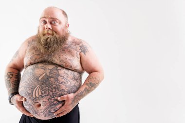 Büyük karın ile poz neşeli şişko