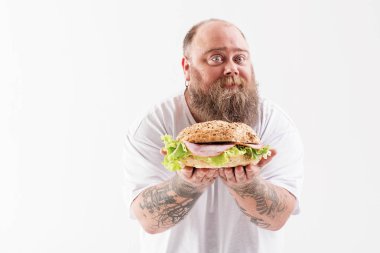Mutlu şişman adam gösteren büyük sandviç
